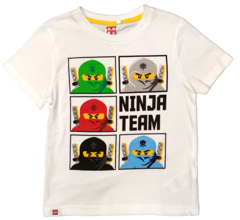 Weißes Kindershirt mit den fünf Lego Ninjas Kai, Lloyd, Jay, Cole und Zane. Auf dem Shirt ist noch der Schriftzug "Ninja Team" aufgedruckt.